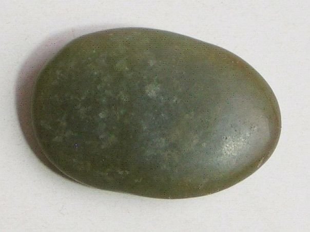 Pea soup colored river jade pebble – (7011)